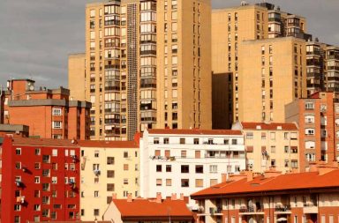 Bloques de viviendas de diferentes alturas en Bilbao