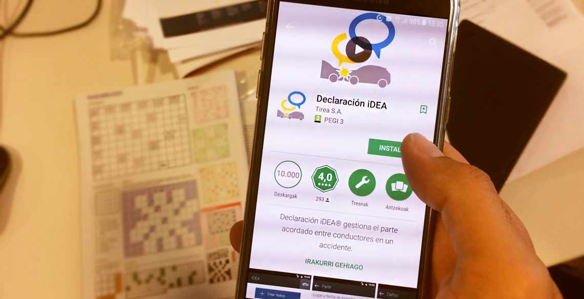 Pertsona bat Declaración iDEA app-a mugikorretik deskargatzen