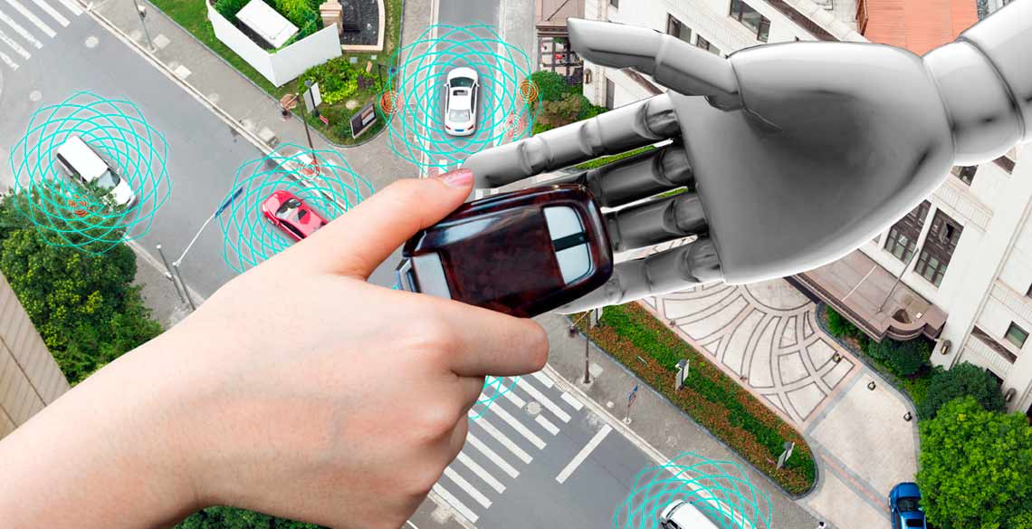 Una mano de una conductora y uno robot intercambiando datos de un coche conectado