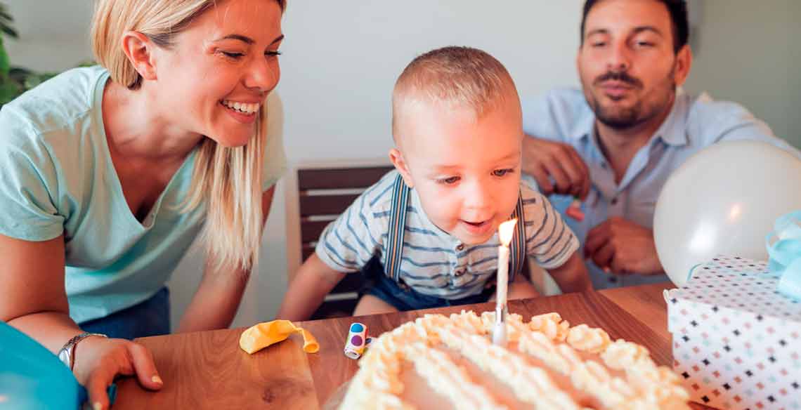 Una familia celebrando el cumpleaños de su hijo pequeño