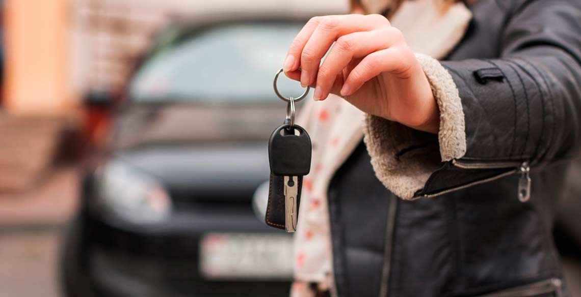 Una persona ofrece las llaves de su coche