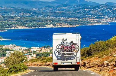 Caravana circulando por carretera de la costa mediterránea.