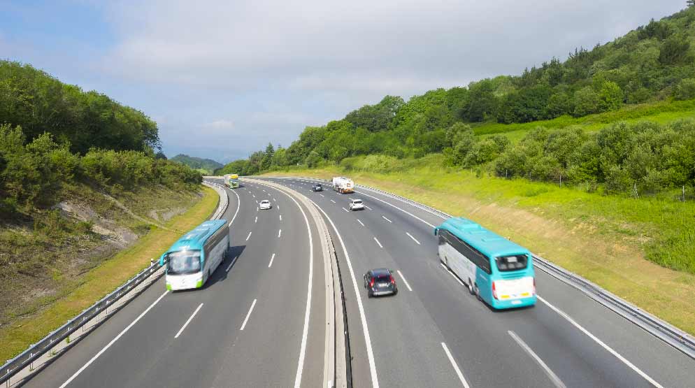 Dos autobuses de Lurraldebus circulando en una autovía